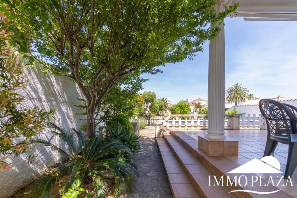 Beautiful villa on a wide canal, 3 bedrooms, 2 bathrooms, swimming pool, garage and 12.5m boat mooring