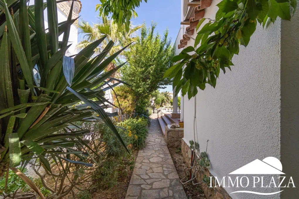 Beautiful villa on a wide canal, 3 bedrooms, 2 bathrooms, swimming pool, garage and 12.5m boat mooring