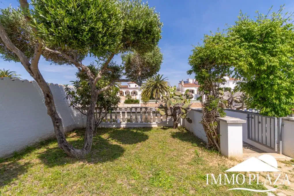 Beautiful villa on a wide canal, 3 bedrooms, 2 bathrooms, swimming pool, garage and 12.5m boat mooring