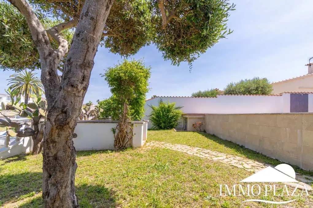 Beautiful villa on a wide canal, 3 bedrooms, 2 bathrooms, swimming pool, garage and 12.5m boat mooring