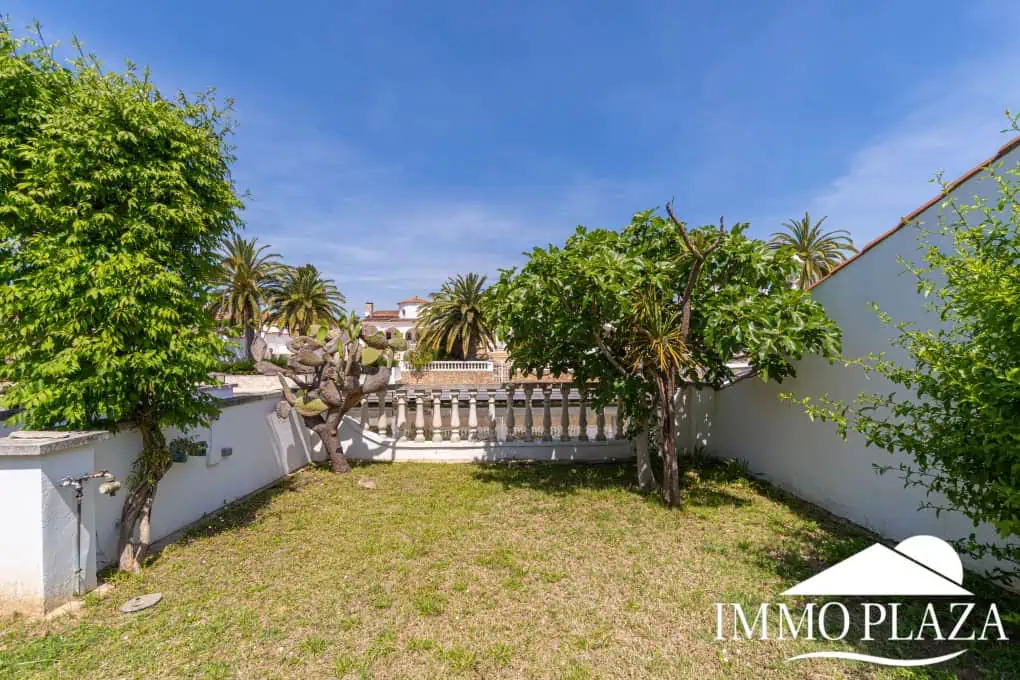 Beautiful villa on a wide canal, 3 bedrooms, 2 bathrooms, swimming pool, garage and 12.5m boat mooring