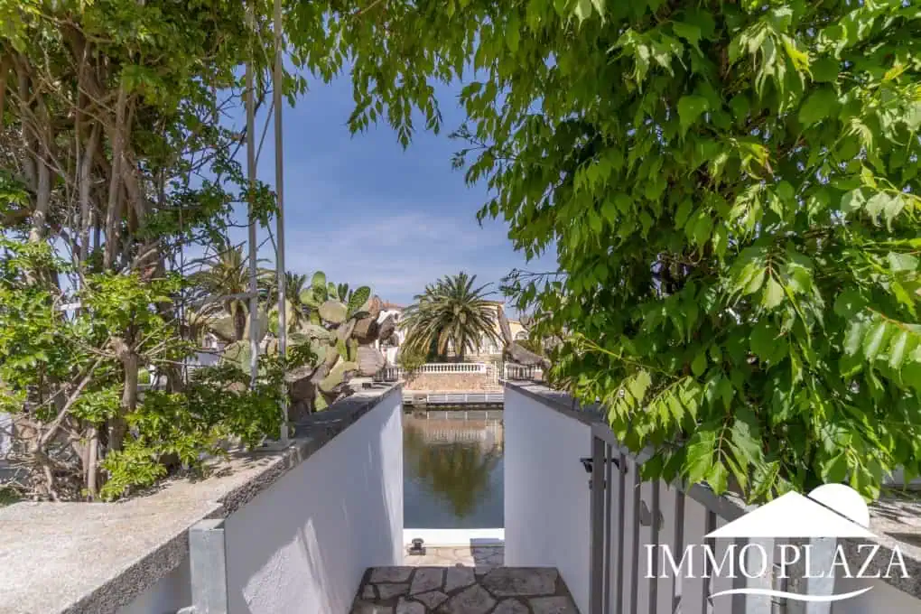 Beautiful villa on a wide canal, 3 bedrooms, 2 bathrooms, swimming pool, garage and 12.5m boat mooring
