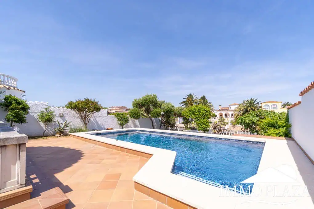 Beautiful villa on a wide canal, 3 bedrooms, 2 bathrooms, swimming pool, garage and 12.5m boat mooring