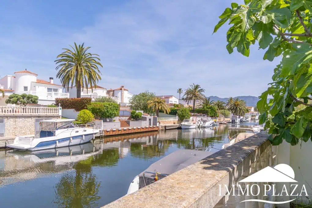 Beautiful villa on a wide canal, 3 bedrooms, 2 bathrooms, swimming pool, garage and 12.5m boat mooring