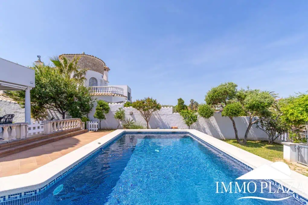 Beautiful villa on a wide canal, 3 bedrooms, 2 bathrooms, swimming pool, garage and 12.5m boat mooring