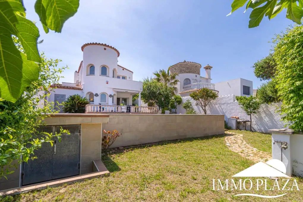 Beautiful villa on a wide canal, 3 bedrooms, 2 bathrooms, swimming pool, garage and 12.5m boat mooring