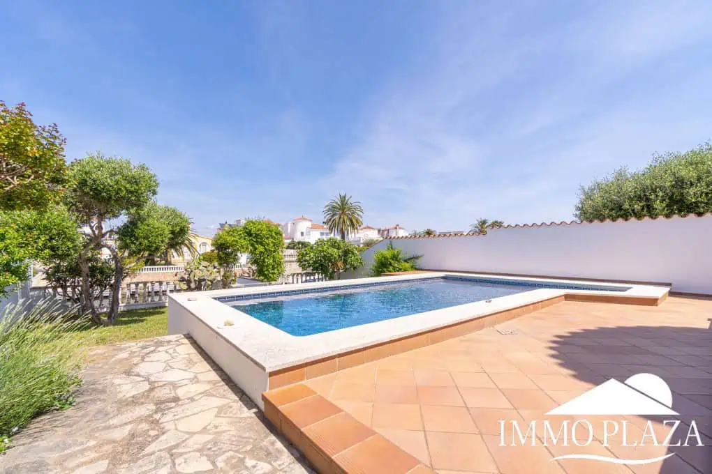 Beautiful villa on a wide canal, 3 bedrooms, 2 bathrooms, swimming pool, garage and 12.5m boat mooring