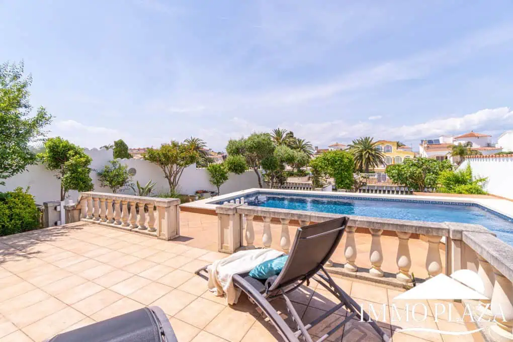 Beautiful villa on a wide canal, 3 bedrooms, 2 bathrooms, swimming pool, garage and 12.5m boat mooring
