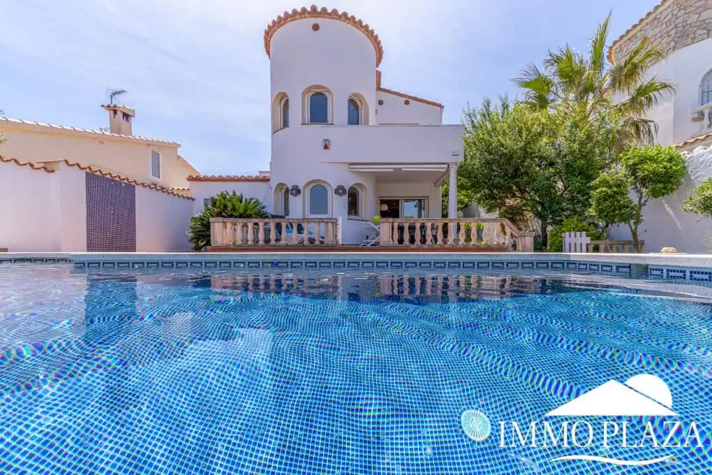 Beautiful villa on a wide canal, 3 bedrooms, 2 bathrooms, swimming pool, garage and 12.5m boat mooring