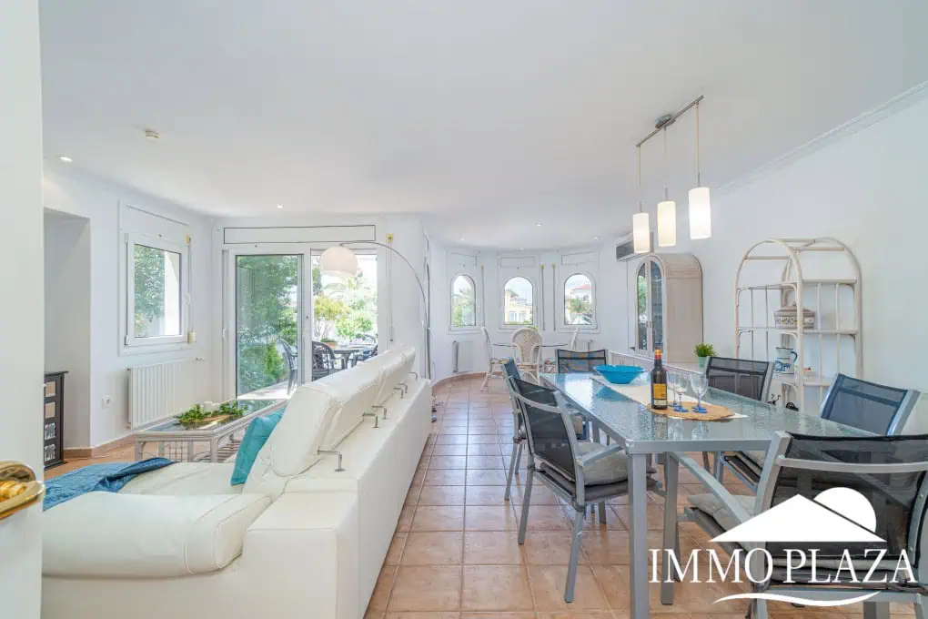 Beautiful villa on a wide canal, 3 bedrooms, 2 bathrooms, swimming pool, garage and 12.5m boat mooring