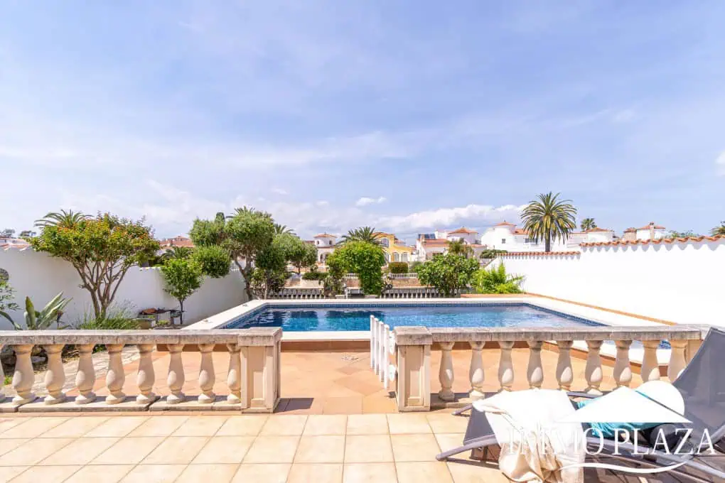 Beautiful villa on a wide canal, 3 bedrooms, 2 bathrooms, swimming pool, garage and 12.5m boat mooring