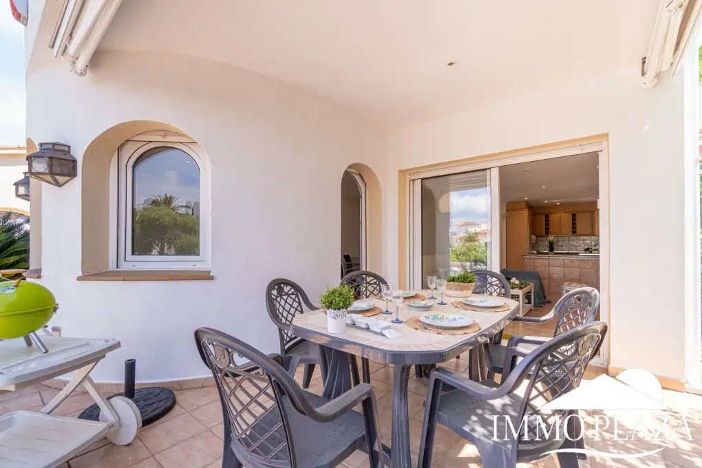 Beautiful villa on a wide canal, 3 bedrooms, 2 bathrooms, swimming pool, garage and 12.5m boat mooring