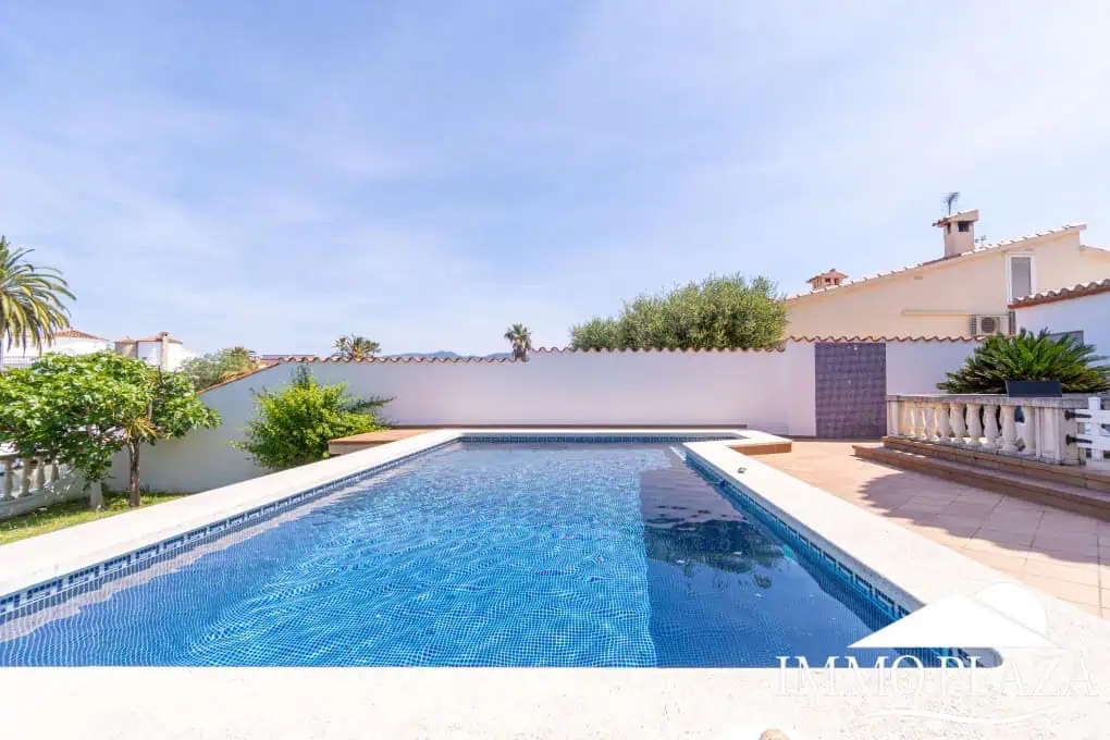 Beautiful villa on a wide canal, 3 bedrooms, 2 bathrooms, swimming pool, garage and 12.5m boat mooring