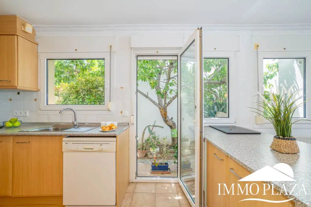 Beautiful villa on a wide canal, 3 bedrooms, 2 bathrooms, swimming pool, garage and 12.5m boat mooring