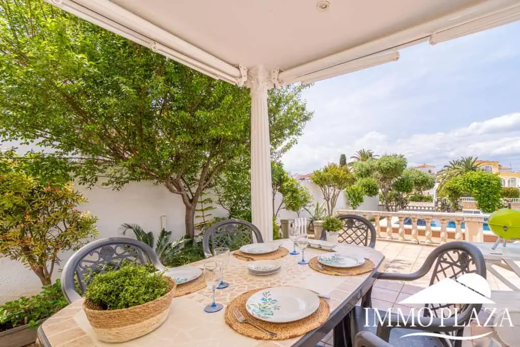 Beautiful villa on a wide canal, 3 bedrooms, 2 bathrooms, swimming pool, garage and 12.5m boat mooring