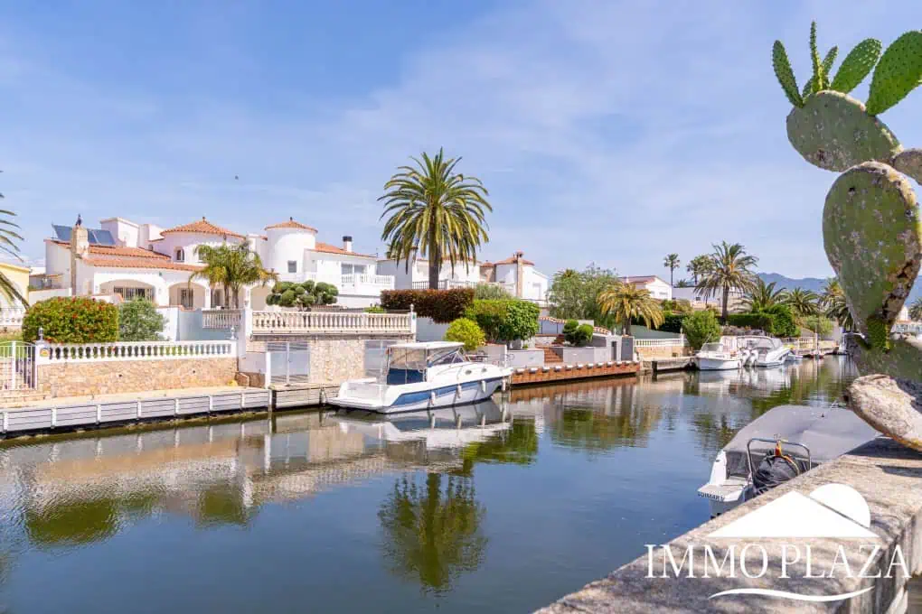Beautiful villa on a wide canal, 3 bedrooms, 2 bathrooms, swimming pool, garage and 12.5m boat mooring