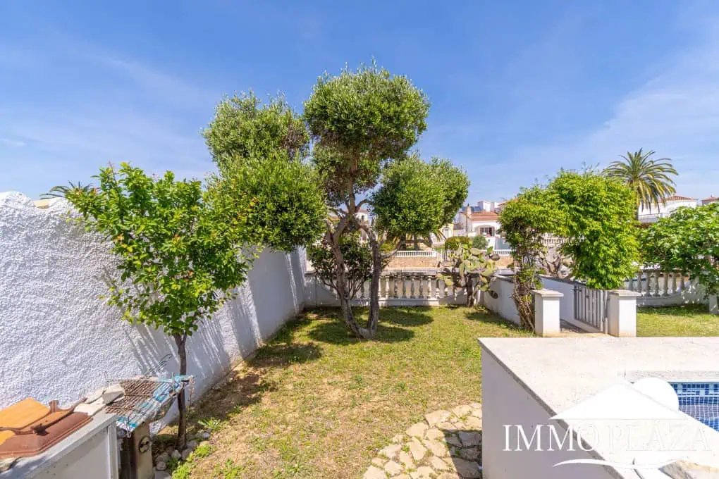 Beautiful villa on a wide canal, 3 bedrooms, 2 bathrooms, swimming pool, garage and 12.5m boat mooring
