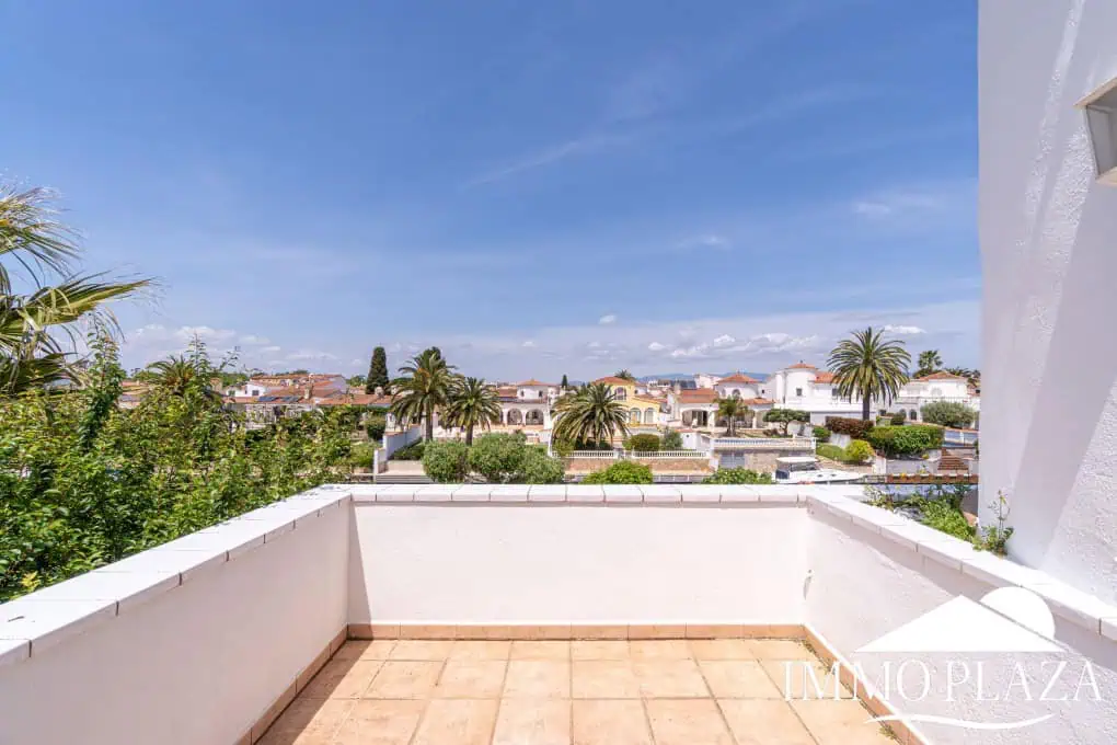 Beautiful villa on a wide canal, 3 bedrooms, 2 bathrooms, swimming pool, garage and 12.5m boat mooring