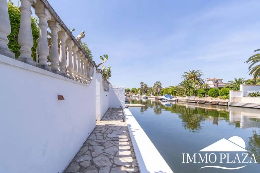 Beautiful villa on a wide canal, 3 bedrooms, 2 bathrooms, swimming pool, garage and 12.5m boat mooring