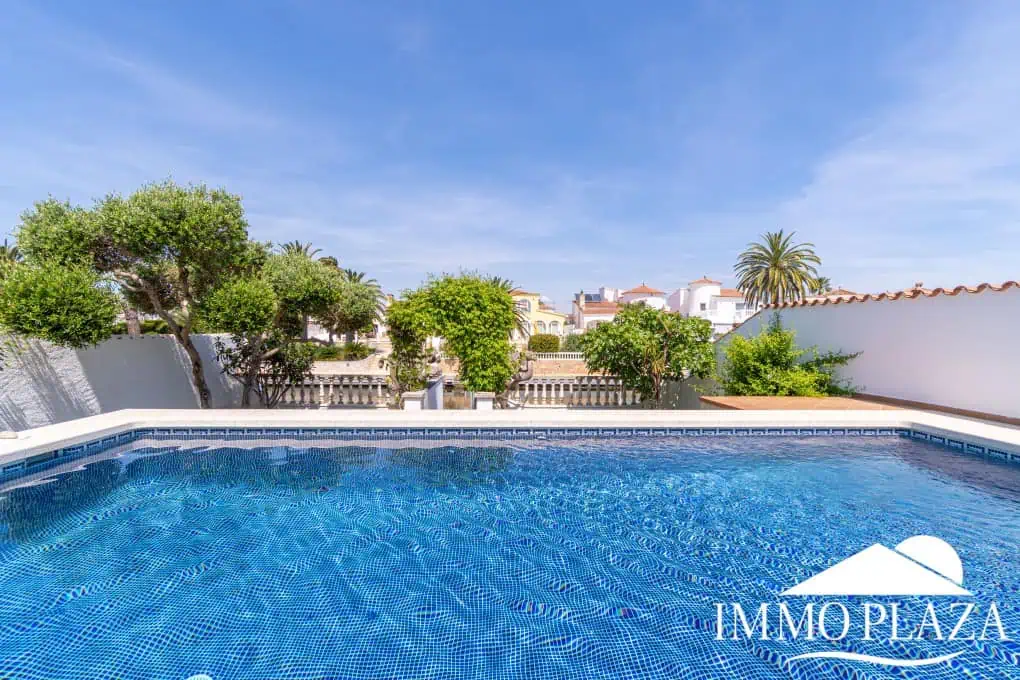 Beautiful villa on a wide canal, 3 bedrooms, 2 bathrooms, swimming pool, garage and 12.5m boat mooring