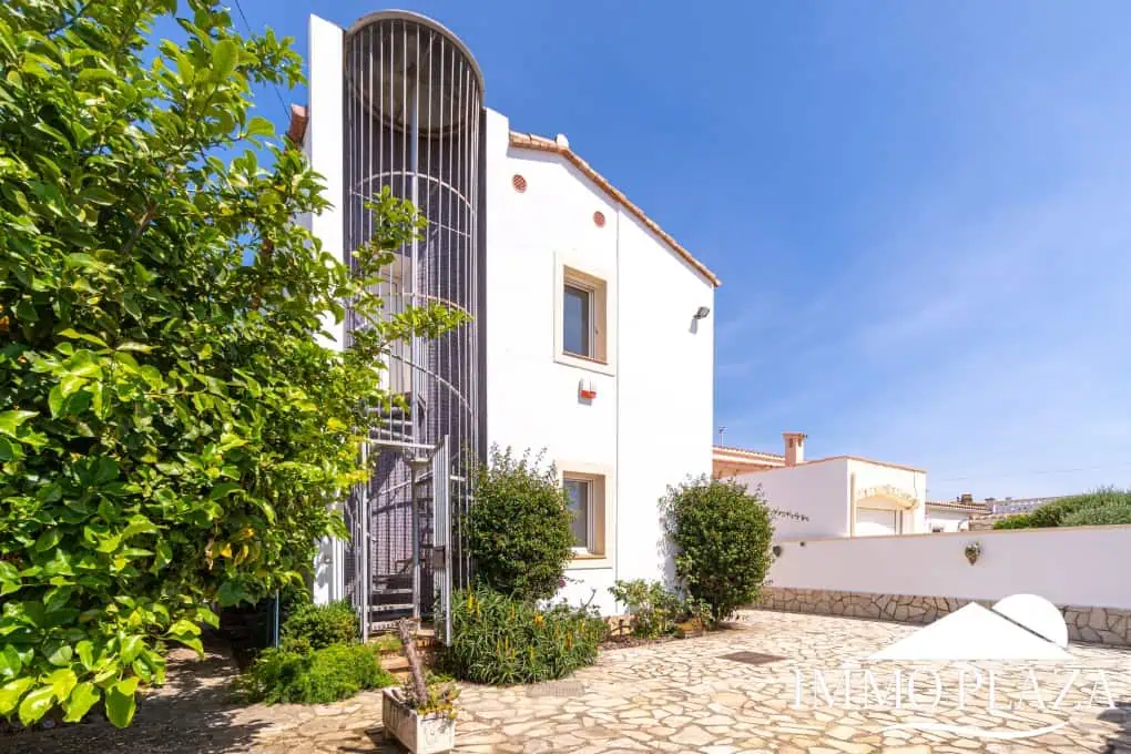 Beautiful villa on a wide canal, 3 bedrooms, 2 bathrooms, swimming pool, garage and 12.5m boat mooring