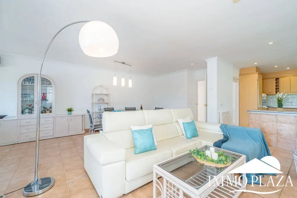 Beautiful villa on a wide canal, 3 bedrooms, 2 bathrooms, swimming pool, garage and 12.5m boat mooring