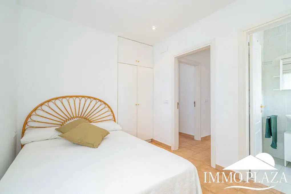 Beautiful villa on a wide canal, 3 bedrooms, 2 bathrooms, swimming pool, garage and 12.5m boat mooring