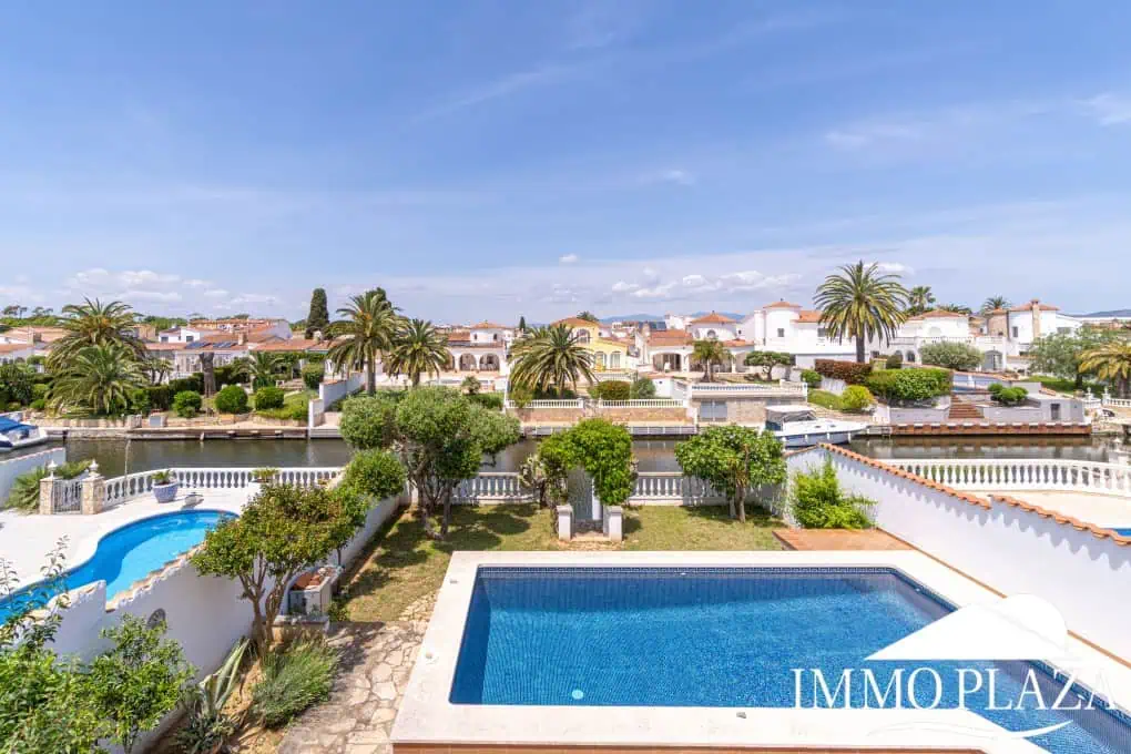 Beautiful villa on a wide canal, 3 bedrooms, 2 bathrooms, swimming pool, garage and 12.5m boat mooring