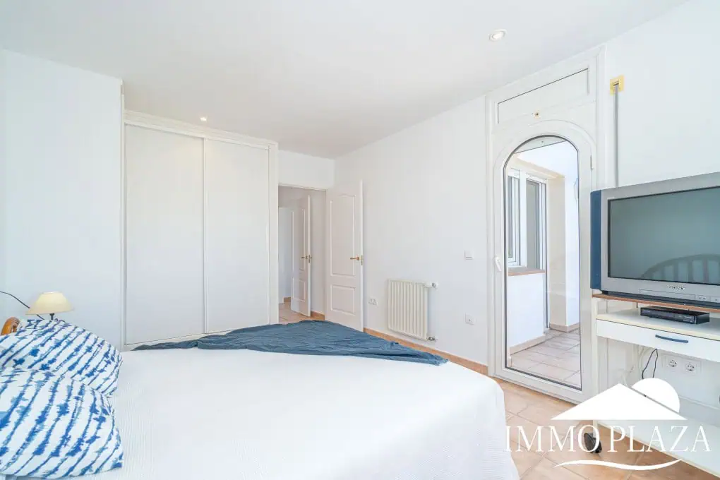 Beautiful villa on a wide canal, 3 bedrooms, 2 bathrooms, swimming pool, garage and 12.5m boat mooring