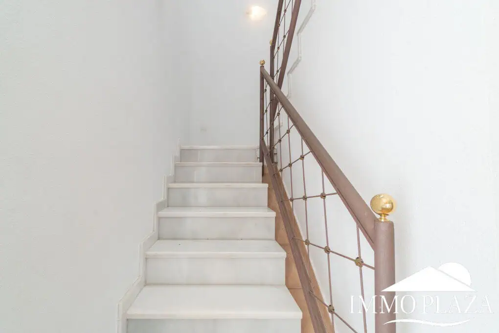 Beautiful villa on a wide canal, 3 bedrooms, 2 bathrooms, swimming pool, garage and 12.5m boat mooring