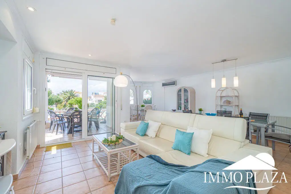 Beautiful villa on a wide canal, 3 bedrooms, 2 bathrooms, swimming pool, garage and 12.5m boat mooring