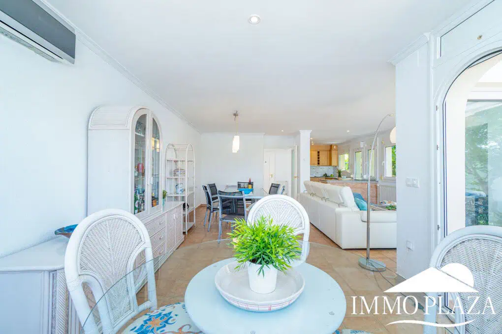 Beautiful villa on a wide canal, 3 bedrooms, 2 bathrooms, swimming pool, garage and 12.5m boat mooring