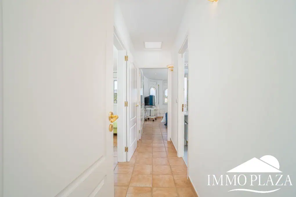 Beautiful villa on a wide canal, 3 bedrooms, 2 bathrooms, swimming pool, garage and 12.5m boat mooring