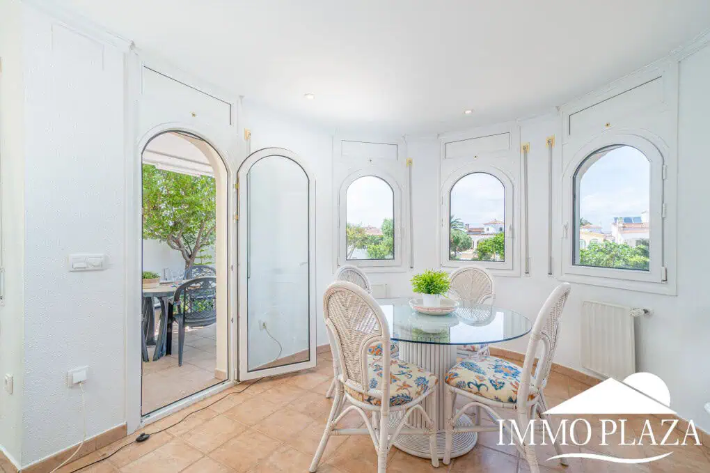Beautiful villa on a wide canal, 3 bedrooms, 2 bathrooms, swimming pool, garage and 12.5m boat mooring