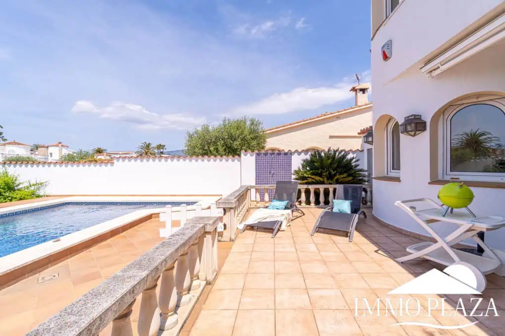Beautiful villa on a wide canal, 3 bedrooms, 2 bathrooms, swimming pool, garage and 12.5m boat mooring