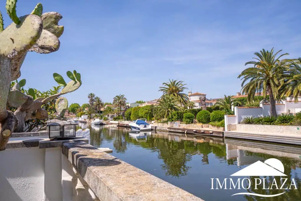 Beautiful villa on a wide canal, 3 bedrooms, 2 bathrooms, swimming pool, garage and 12.5m boat mooring