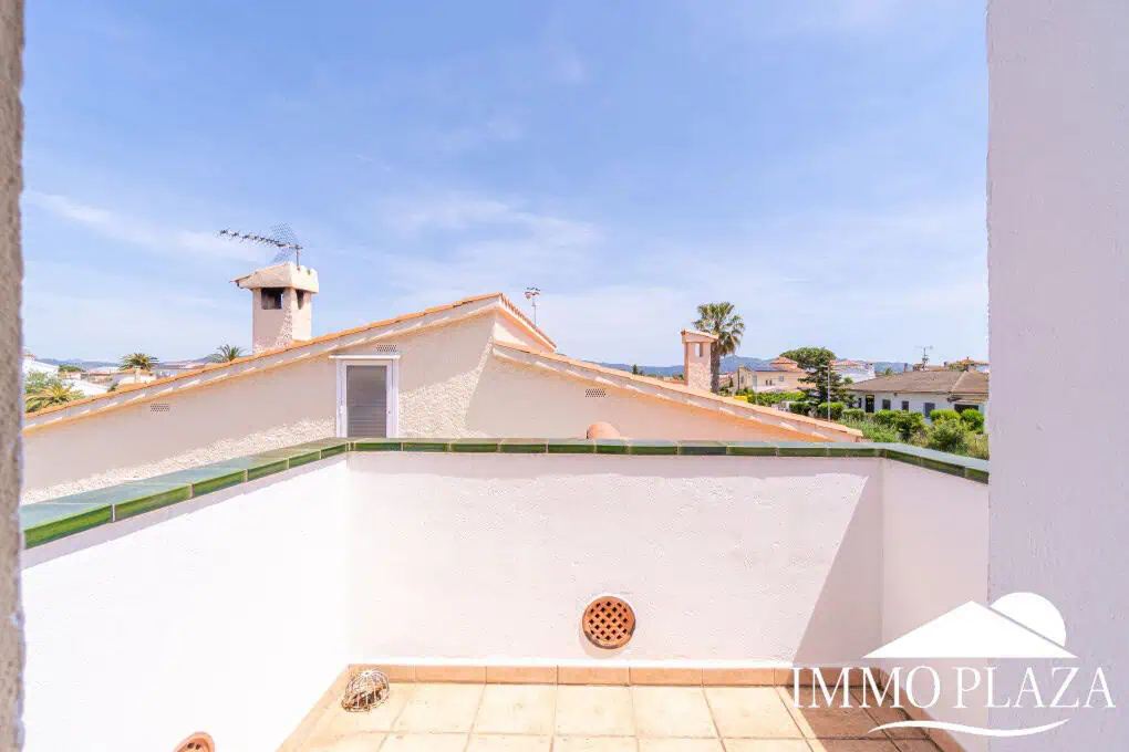 Beautiful villa on a wide canal, 3 bedrooms, 2 bathrooms, swimming pool, garage and 12.5m boat mooring