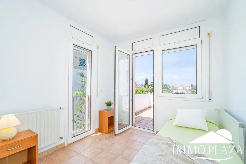 Beautiful villa on a wide canal, 3 bedrooms, 2 bathrooms, swimming pool, garage and 12.5m boat mooring