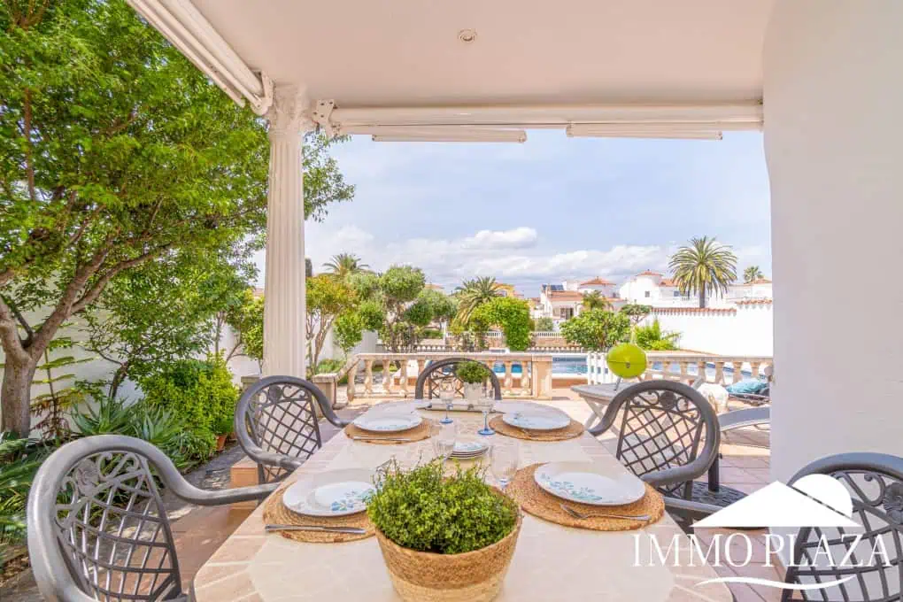 Beautiful villa on a wide canal, 3 bedrooms, 2 bathrooms, swimming pool, garage and 12.5m boat mooring