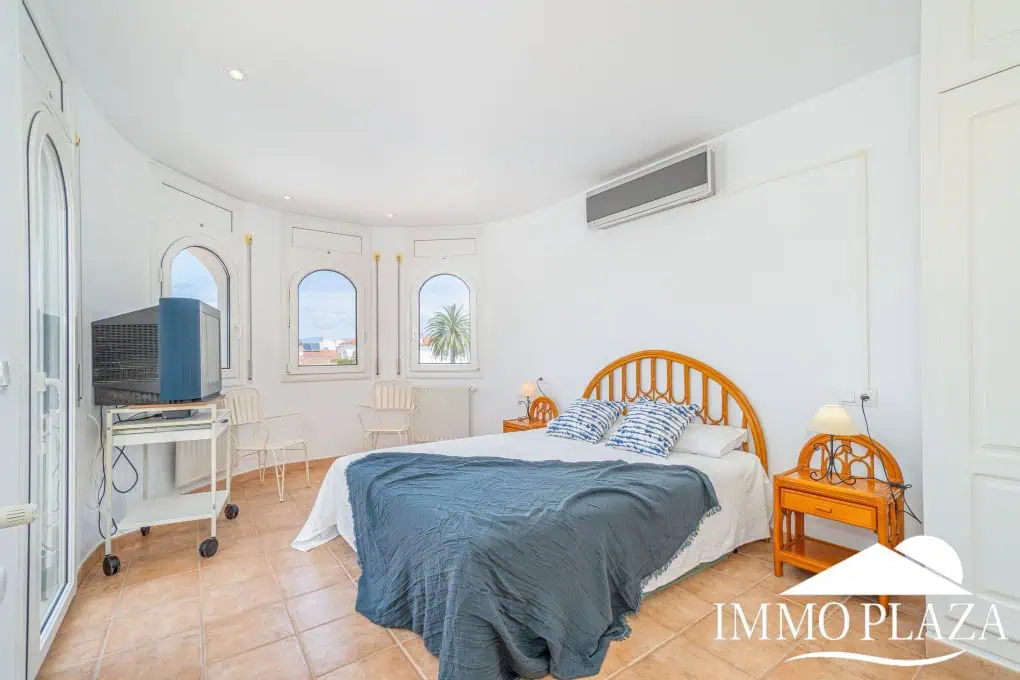 Beautiful villa on a wide canal, 3 bedrooms, 2 bathrooms, swimming pool, garage and 12.5m boat mooring