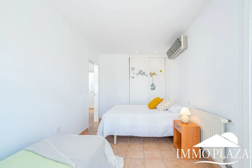 Beautiful villa on a wide canal, 3 bedrooms, 2 bathrooms, swimming pool, garage and 12.5m boat mooring