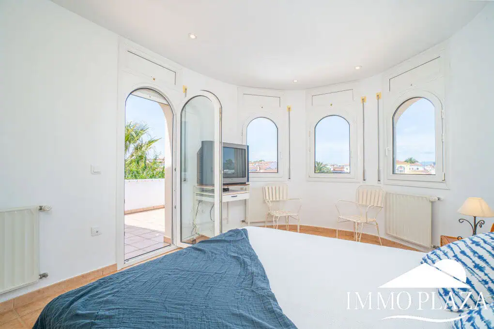 Beautiful villa on a wide canal, 3 bedrooms, 2 bathrooms, swimming pool, garage and 12.5m boat mooring