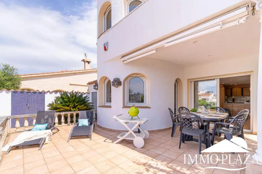 Beautiful villa on a wide canal, 3 bedrooms, 2 bathrooms, swimming pool, garage and 12.5m boat mooring