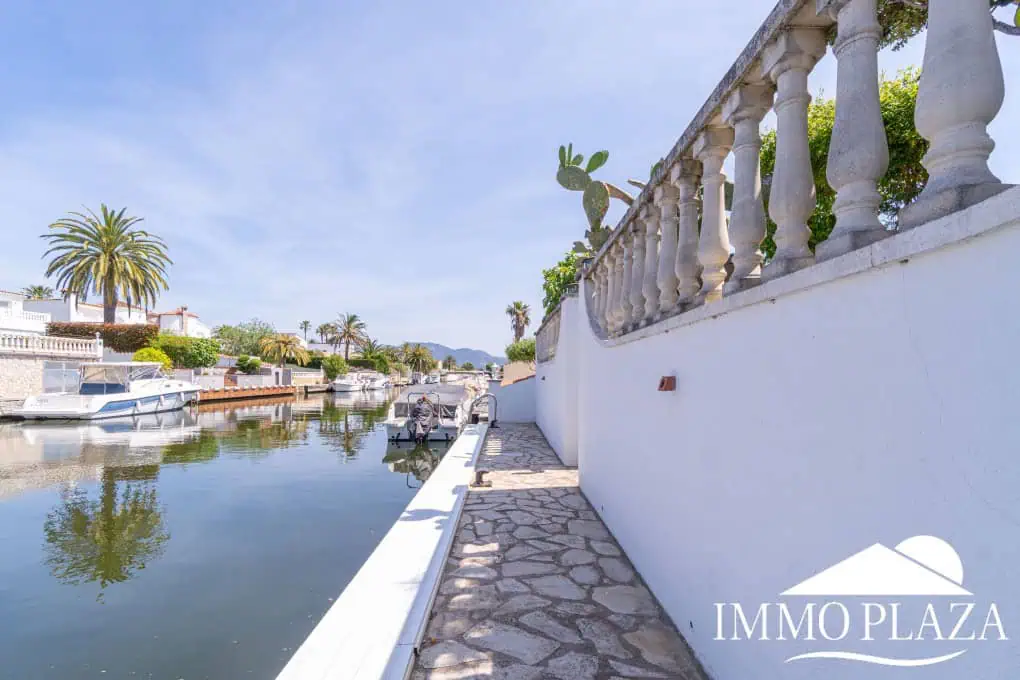 Beautiful villa on a wide canal, 3 bedrooms, 2 bathrooms, swimming pool, garage and 12.5m boat mooring