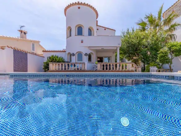 Beautiful villa on a wide canal, 3 bedrooms, 2 bathrooms, swimming pool, garage and 12.5m boat mooring