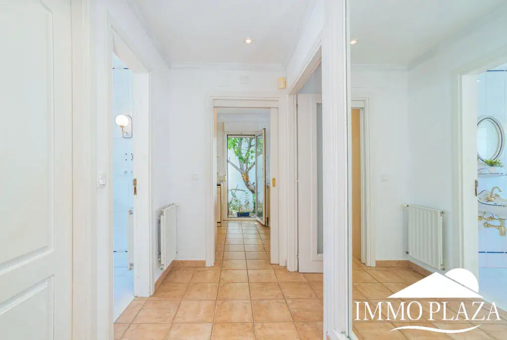 Beautiful villa on a wide canal, 3 bedrooms, 2 bathrooms, swimming pool, garage and 12.5m boat mooring