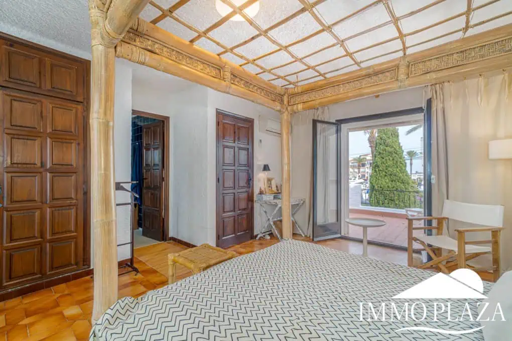 Beautiful charming house surrounded by canals in a quiet area and close to the center and the beach, mooring for sailboat