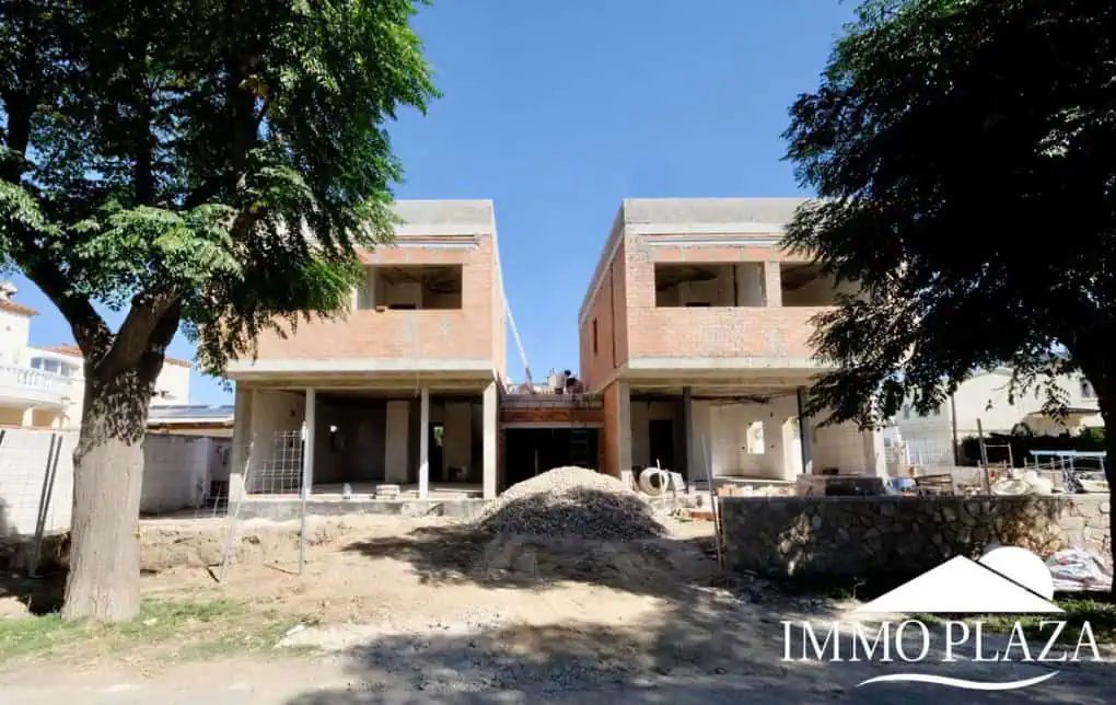 Land to build 2 houses near the beach (max. construction area 323m2) – House with 2 apartments to renovate near the beach