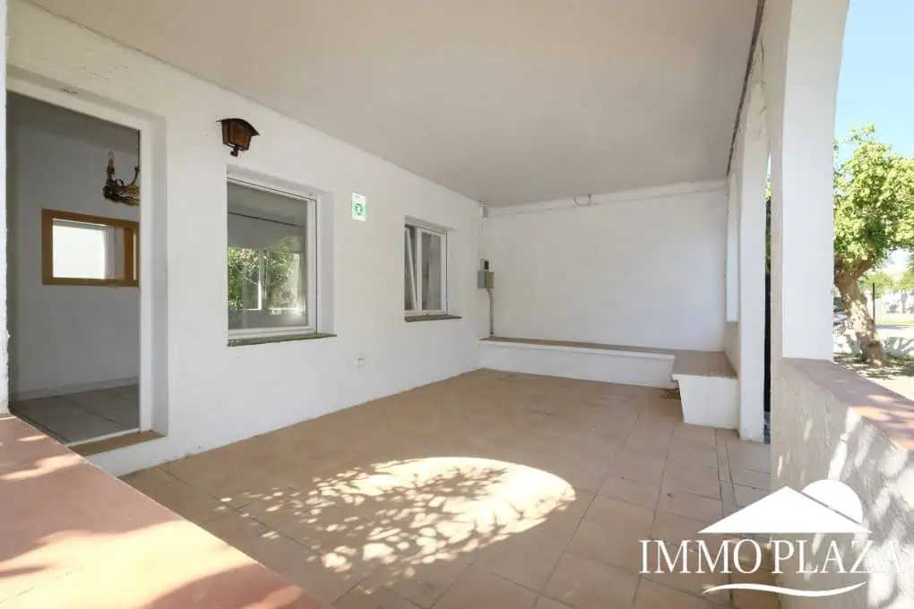 House to be renovated, close to the beach: consisting of 2 apartments, plot (479m2), parking and garage (pool possible)