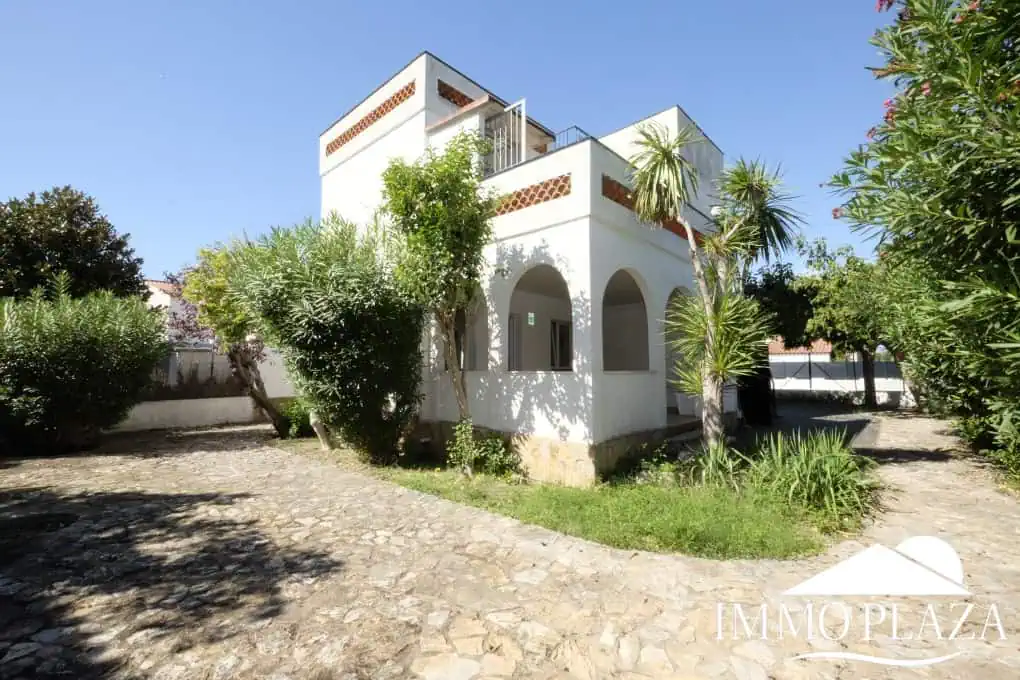 House to be renovated, close to the beach: consisting of 2 apartments, plot (479m2), parking and garage (pool possible)